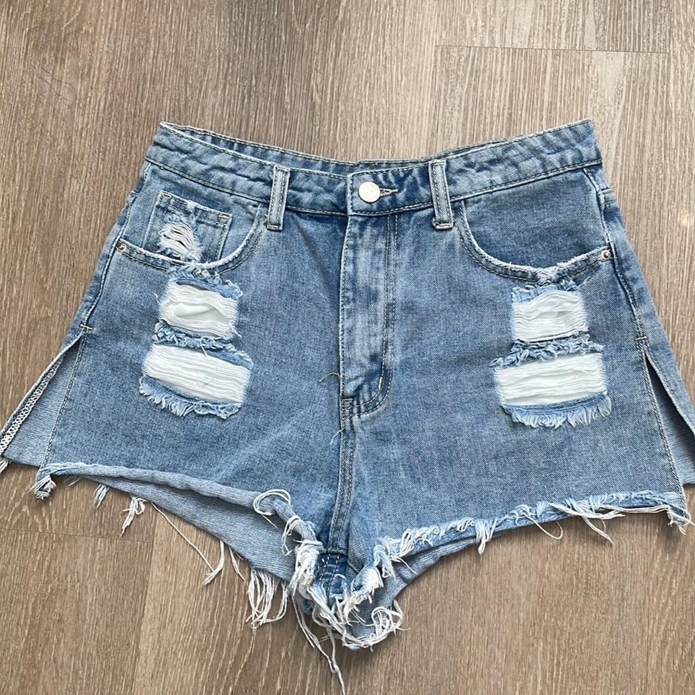 Women’s denim shorts with slit sides. Size: medium
